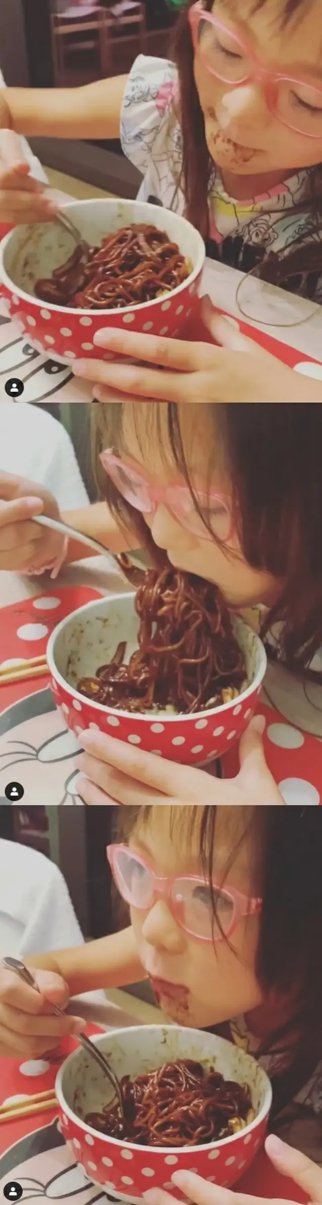韓国風ジャージャー麺を勢いよくほおばっている秋山成勲の娘サランちゃん。（提供:OSEN）