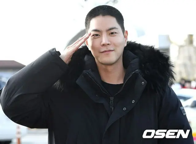 俳優ホン・ジョンヒョン、入隊前ファンへあいさつ（画像:OSEN）