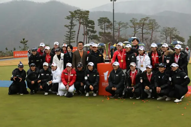 韓国チームとアメリカチームの選手が競技後の授賞式を終えて（提供:WoW！Korea）