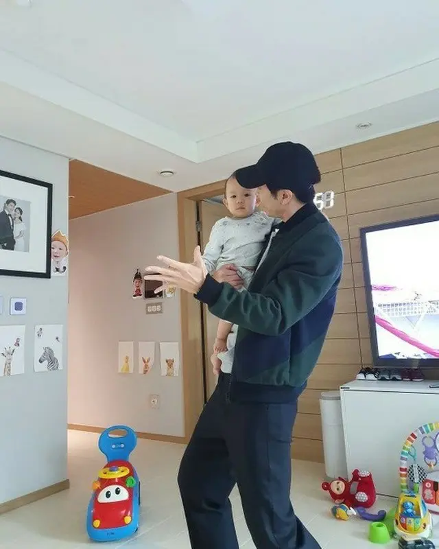 韓国俳優チョ・ヒョンジェの妻パク・ミンジョンが、夫が息子ウチャンくんと共にする日常を公開して話題になっている。（写真提供:OSEN）
