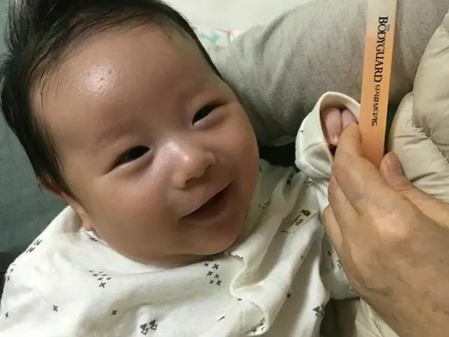 韓国女優チャン・シニョンが、生後2か月になった次男を公開した。（写真提供:OSEN）