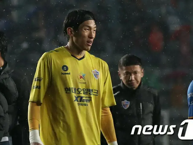 元神戸の韓国代表GKキム・スンギュ、痛恨のスローインミスで優勝逃す（画像:news1）
