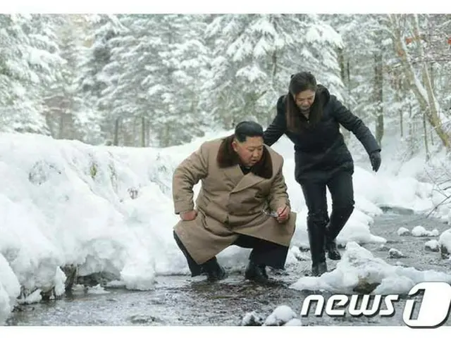 金正恩氏、軍幹部らと共に白頭山登頂（提供:news1）