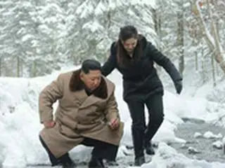 金正恩氏、軍幹部らと共に白頭山登頂