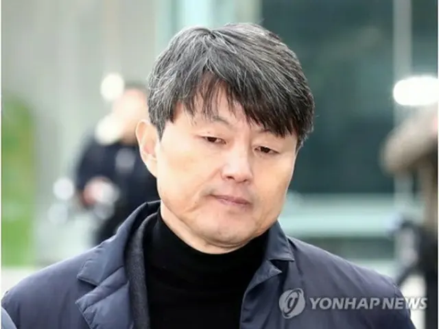 １１月２７日、逮捕状発付に関する審査のため、ソウル東部地裁に入る柳氏＝（聯合ニュース）