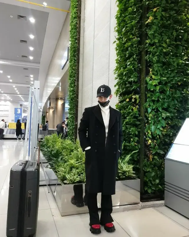 韓国俳優イム・シワン（ZE:A）が、オールブラックの空港ファッションが話題になっている。（写真提供:OSEN）