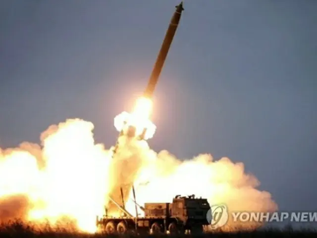 北朝鮮の朝鮮中央テレビが先月２９日に報じた超大型放射砲の連射の様子＝（聯合ニュース）≪転載・転用禁止≫