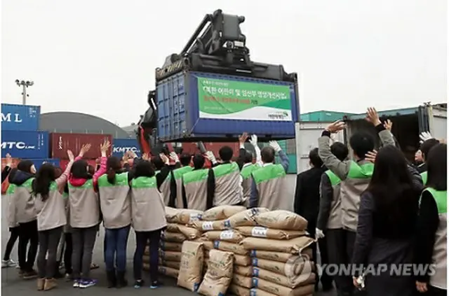 14年3月12日、仁川で北朝鮮に送る人道支援物資を積んだコンテナが運ばれている＝（聯合ニュース）