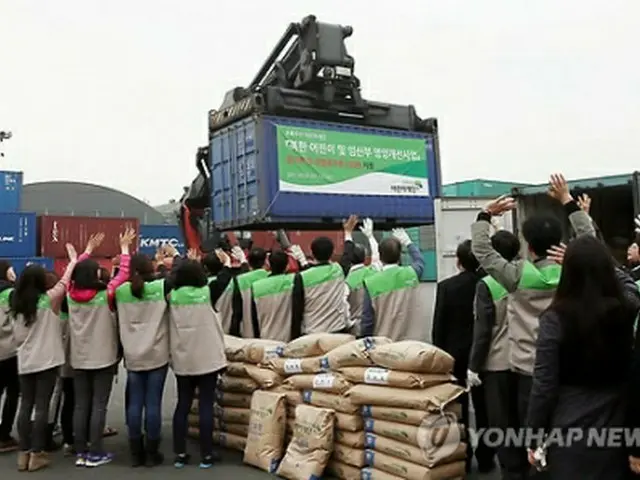 14年3月12日、仁川で北朝鮮に送る人道支援物資を積んだコンテナが運ばれている＝（聯合ニュース）