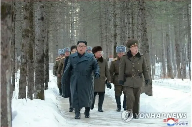 北朝鮮の朝鮮中央通信は4日、金正恩委員長が軍幹部らとともに馬に乗って朝鮮半島最高峰の白頭山に登ったと報じた。幹部らと雪道を歩く金委員長（手前左）＝（朝鮮中央通信＝聯合ニュース）≪転載・転用禁止≫