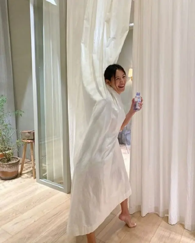 結婚を控えた女優スヒョンが、ウェディングドレス購入の様子を公開した。（提供:OSEN）