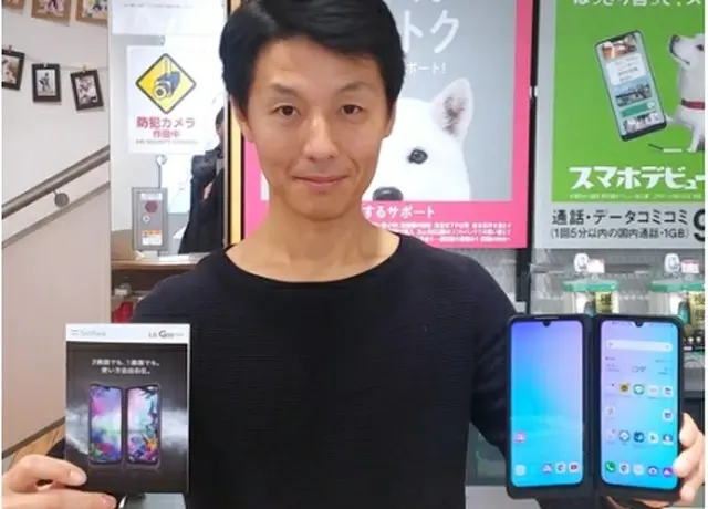 東京のソフトバンクの売り場で「ＬＧ　Ｇ８Ｘ　ＴｈｉｎＱ」を紹介するＬＧ電子の社員（同社提供）＝（聯合ニュース）≪転載・転用禁止≫