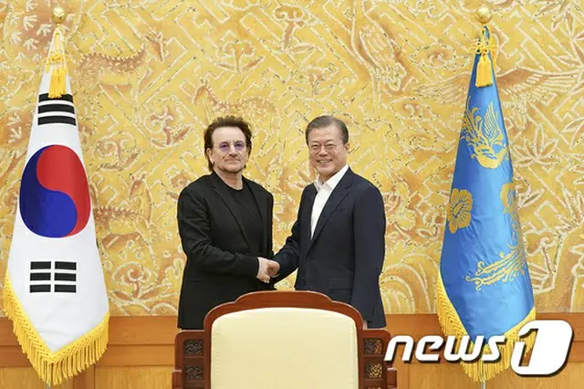 文大統領「統一メッセージに感謝」、U2ボノさん「平和実現への決意に尊敬の念」（画像:news1）