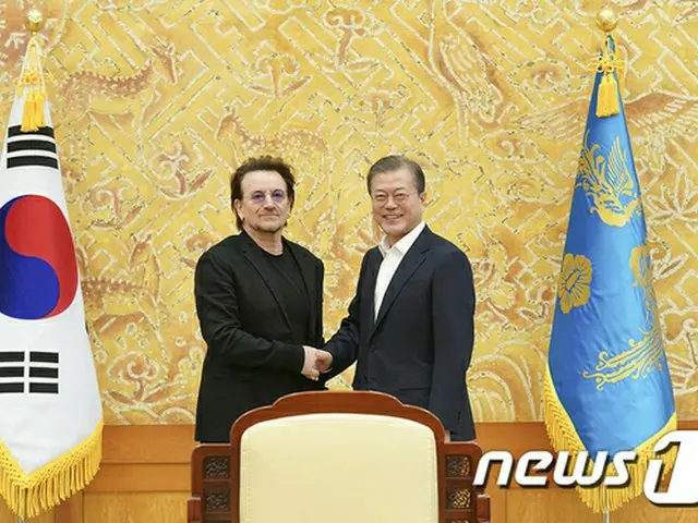 文大統領「統一メッセージに感謝」、U2ボノさん「平和実現への決意に尊敬の念」（画像:news1）