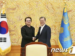 文大統領「統一メッセージに感謝」、U2ボノさん「平和実現への決意に尊敬の念」