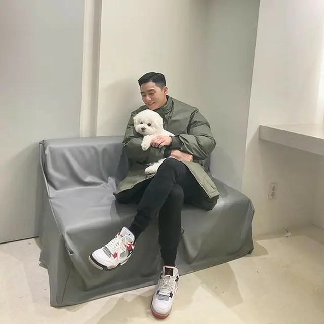 韓国俳優パク・ソジュンが、愛犬シンバとの近況を公開して話題になっている。（写真提供:OSEN）