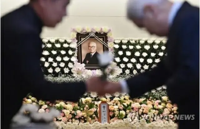 金氏の遺影＝１０日、水原（聯合ニュース）