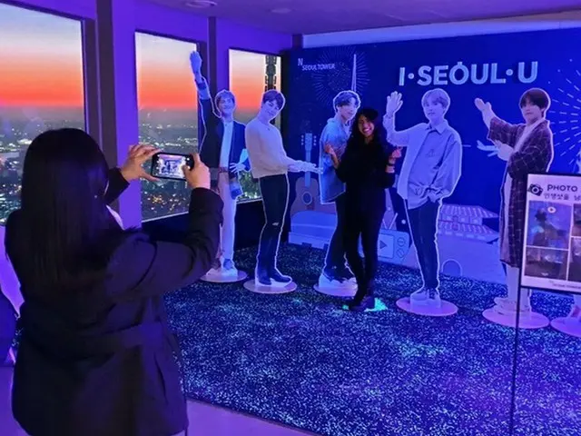 Nソウルタワーで「防弾少年団（BTS）」と記念ショット＝外国人観光客に人気（画像:news1）