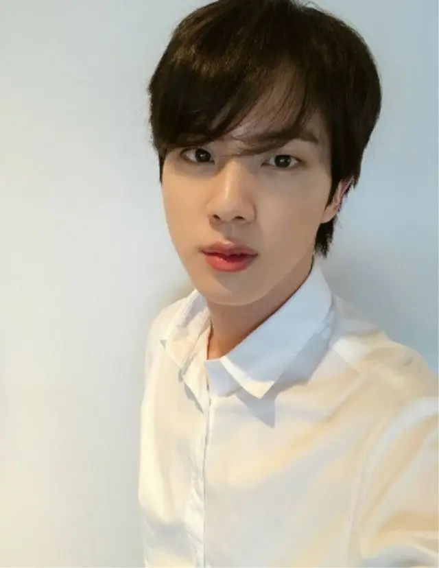 韓国ボーイズグループ「防弾少年団(BTS)」のJINが、イケメン写真を公開して話題になっている。 （写真提供:OSEN）