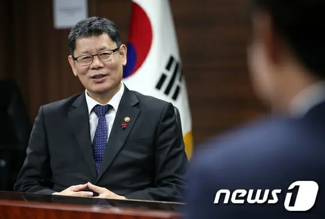 韓国統一部のキム・ヨンチョル長官は12日、「戦争危機説まで提起されていた2017年の状況を繰り返してはならない」とし、米朝間の対話を促した。（提供:news1）