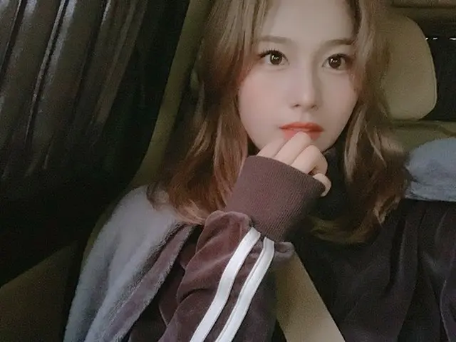 韓国ガールズグループ「TWICE」メンバーのサナが、より磨きのかかった美貌の近況写真を公開し、話題になっている。（写真提供:OSEN）