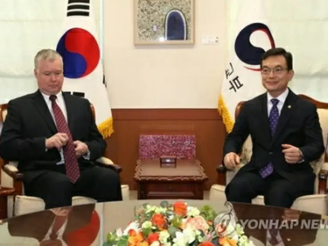 韓国外交部を訪れたビーガン北朝鮮担当特別代表（左）と、趙外交部第１次官＝１６日、ソウル（聯合ニュース）