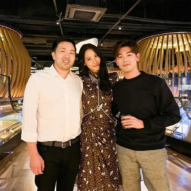 歌手エリック・ナム、”新婚”スヒョン－チャ・ミングン夫妻と3ショット 「お幸せに」（画像:OSEN）