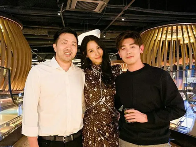 歌手エリック・ナム、”新婚”スヒョン－チャ・ミングン夫妻と3ショット 「お幸せに」（画像:OSEN）