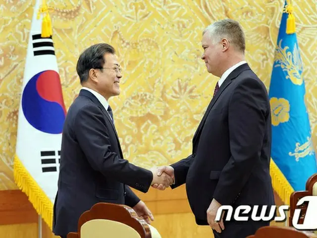 韓国大統領府で16日、文在寅韓国大統領とビーガン米国代表が握手をしている（提供:news1）