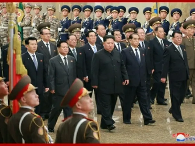 金正日総書記の命日に錦繍山太陽宮殿を参拝した金正恩委員長（中央）＝（朝鮮中央通信＝聯合ニュース）≪転載・転用禁止≫