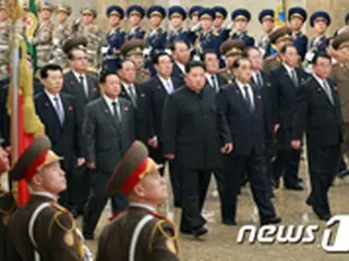 正恩氏、故金正日総書記の死去8年目も錦繍山太陽宮殿を参拝