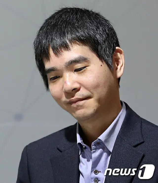 イ・セドル棋士、AI相手の「引退対局」一局目を中押し勝ち（画像:news1）