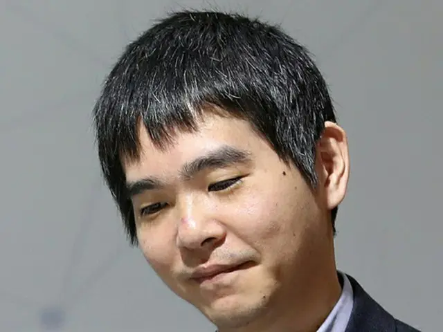 イ・セドル棋士、AI相手の「引退対局」一局目を中押し勝ち（画像:news1）