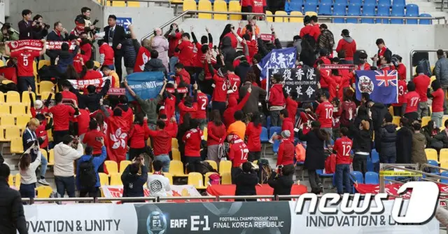 ＜EAFF E-1＞「WE ARE HONGKONG」叫ぶ香港サポーター、応援合戦では中国を圧倒（画像:news1）