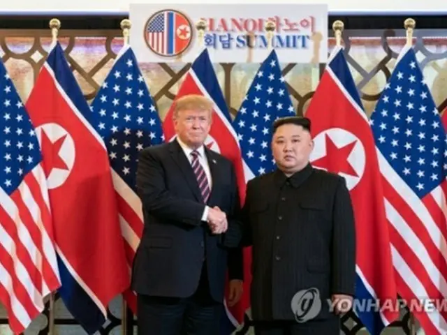 ２月の米朝首脳会談で握手を交わす金委員長（右）とトランプ大統領（資料写真）＝（聯合ニュース）