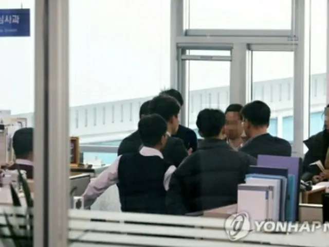 家宅捜索を行う検察関係者ら＝２０日、世宗（聯合ニュース）