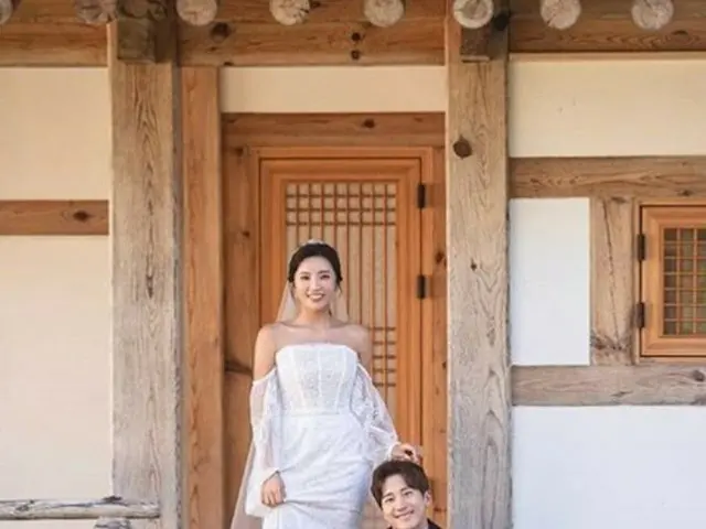 イ・ワン&イ・ボミ、韓屋を背景に幸せいっぱいのウエディンググラビア公開(提供:news1)