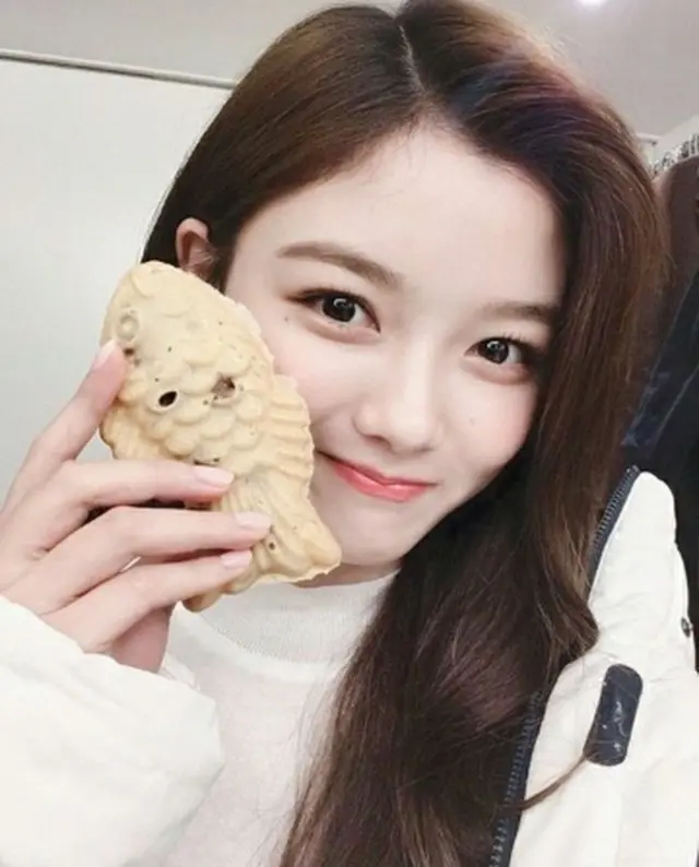 韓国女優キム・ユジョンがたい焼きを持ってラブリーな写真を公開し、話題になっている。（写真提供:OSEN）