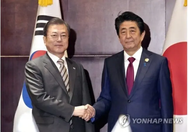 ２４日に中国・成都で首脳会談を行った文在寅（ムン・ジェイン）韓国大統領（左）と安倍晋三首相＝（聯合ニュース）