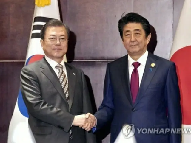 ２４日に中国・成都で首脳会談を行った文在寅（ムン・ジェイン）韓国大統領（左）と安倍晋三首相＝（聯合ニュース）