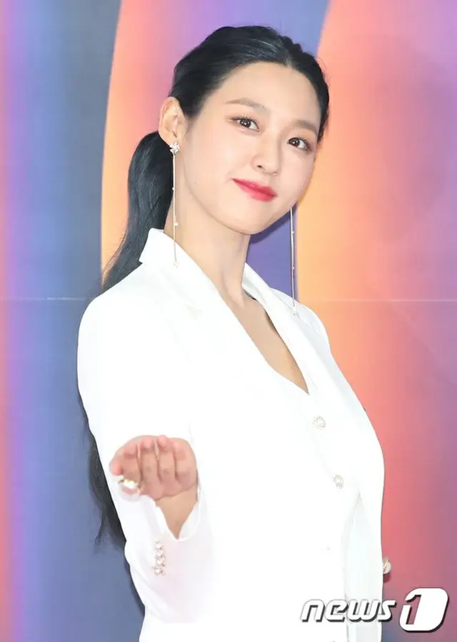 「SBS歌謡大祭典」のMCソリョン（AOA）、「ウェンディの早い回復を祈願」（提供:News1）