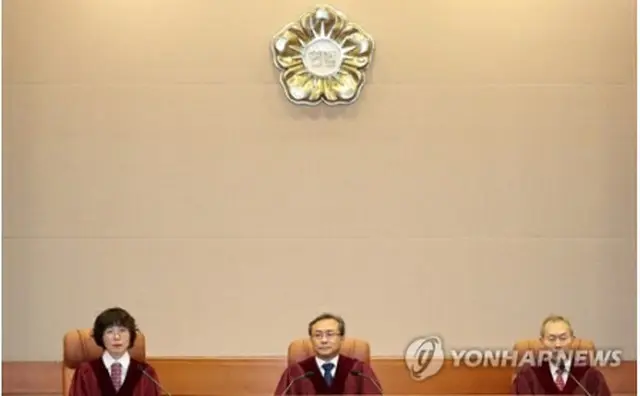 憲法裁の大審判廷に入廷した劉南碩（ユ・ナムソク）憲法裁判所長（中央）ら＝２７日、ソウル（聯合ニュース）