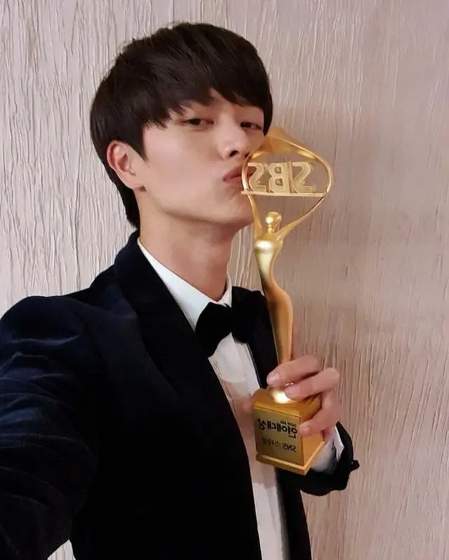 「2019 SBS芸能大賞」でSNSスター賞を受賞したユク・ソンジェ（BTOB）。（提供:OSEN）
