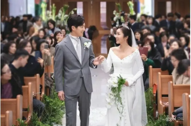 イ・ボミさんとイワンさんのウェディング写真（ストーリージェイカンパニー提供）＝（聯合ニュース）≪転載・転用禁止≫