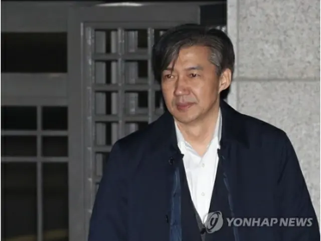 ソウル東部地裁は２７日未明、柳在洙元釜山市経済副市長に対する監察打ち切り疑惑に絡み、検察が求めていたチョ国氏の逮捕状請求を棄却した。逮捕状棄却を受け拘置所を出るチョ氏＝（聯合ニュース）