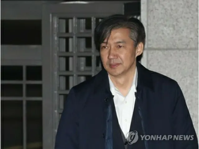 ソウル東部地裁は２７日未明、柳在洙元釜山市経済副市長に対する監察打ち切り疑惑に絡み、検察が求めていたチョ国氏の逮捕状請求を棄却した。逮捕状棄却を受け拘置所を出るチョ氏＝（聯合ニュース）