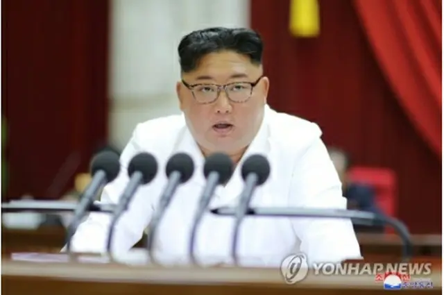 総会を進行する金委員長。朝鮮中央通信は２９日に党の中央委員会総会２日目が開催されたと報じた＝（朝鮮中央通信＝聯合ニュース）≪転載・転用禁止≫