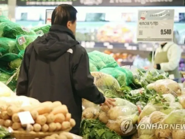 スーパーで野菜を見る買い物客（資料写真）＝（聯合ニュース）