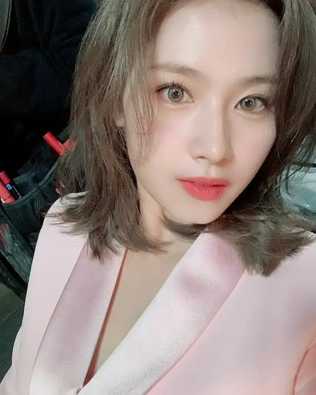 誕生日を祝ってくれた人たちに感謝の気持ちを伝えた「TWICE」サナ。（提供:OSEN）