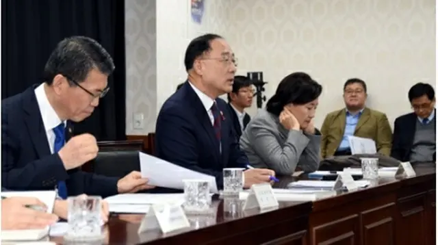 関係閣僚会議で発言する洪楠基（ホン・ナムギ）経済副首相兼企画財政部長官（同部提供）＝（聯合ニュース）≪転載・転用禁止≫